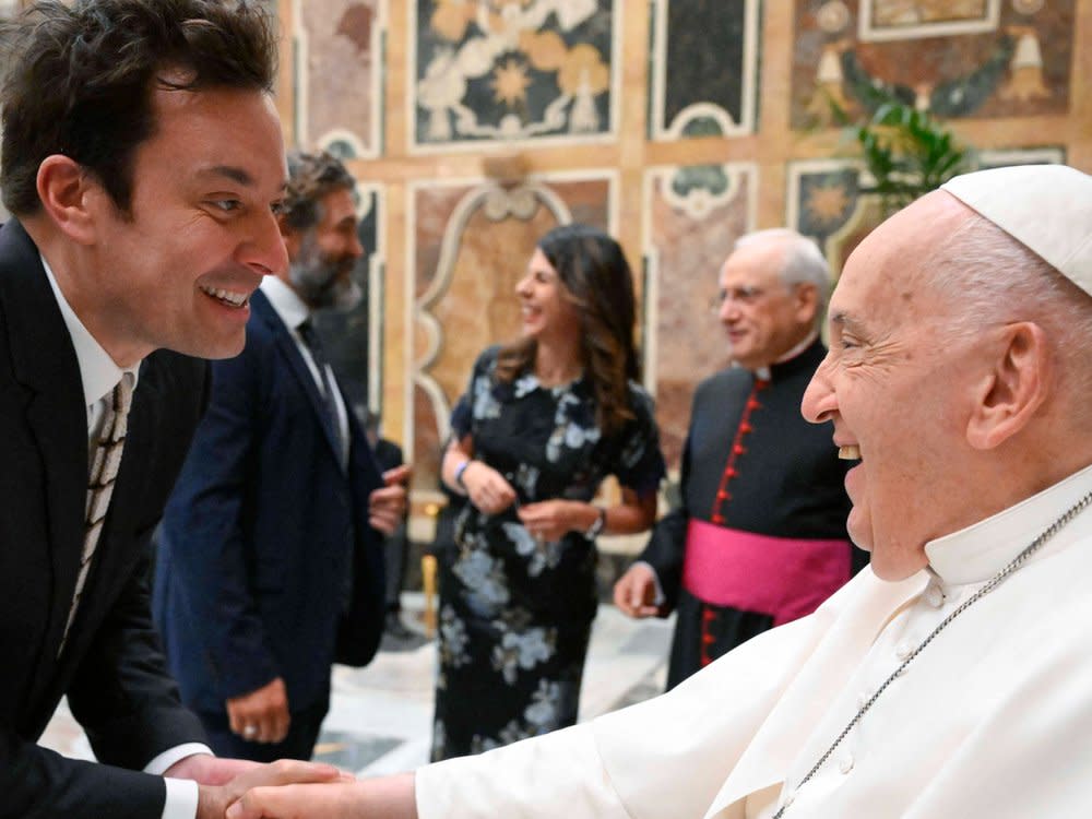 Papst Franziskus schüttelt dem US-Komiker und Late-Night-Talker Jimmy Fallon die Hand. (Bild: imago images/ABACAPRESS)