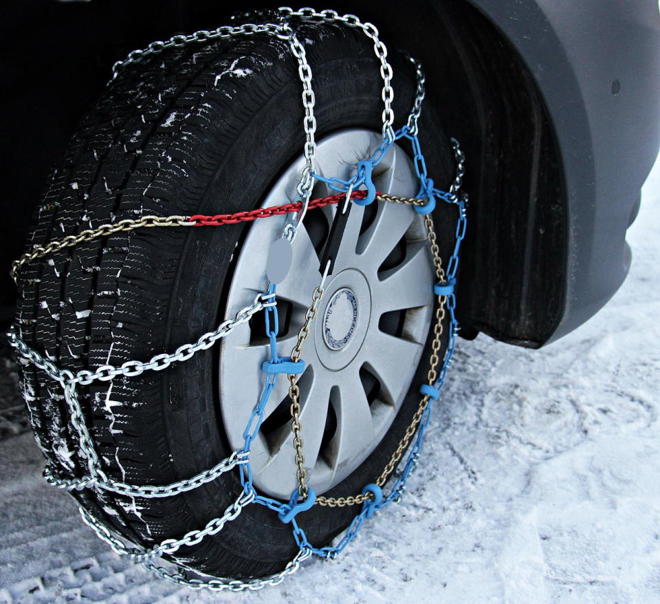 圖／當汽車裝上雪鍊後，能增加輪胎與濕滑地面的摩擦力，顯著提高車輪的抓地力，當行經積雪、或積冰的路面，行駛更不容易打滑。