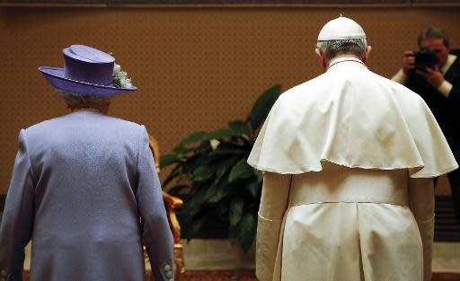 La reina Isabel II de Inglaterra camina junto al papa Francisco (d) durante su encuentro en el Vaticano, el 3 de abril de 2014 (Pool/AFP | Stefano Rellandini)