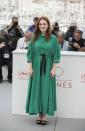 <p>Julianne a une fois de plus choisi Givenchy en portant cette robe-chemise ample verte.<br><em>[Photo : AP]</em> </p>