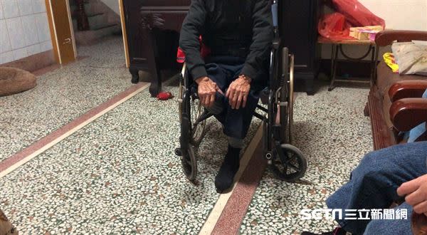 陳其祥自8歲開始就無法正常行走，只能靠著膝蓋走路，現在則主要仰賴輪椅。（圖／記者張雅筑攝）