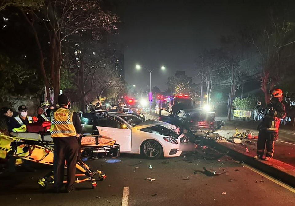 台中市西屯區東大路一段二十四日晚發生二轎車相撞車禍，二車體嚴重毀損，零件散落一地。（記者陳金龍翻攝）