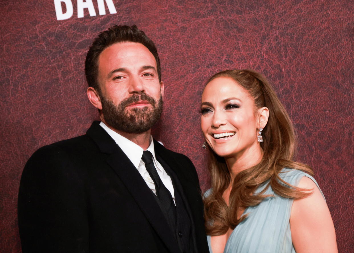 New details emerge about Jennifer Lopez and Ben Affleck's 10-minute Las Vegas wedding ceremony. 