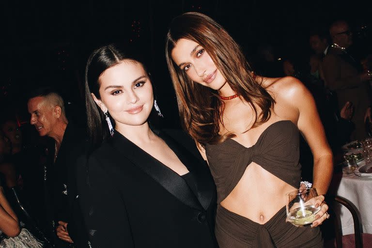 Selena Gomez y Hailey Bieber posaron juntas en una foto