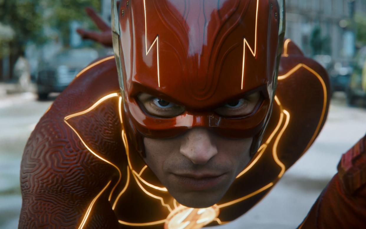 The Flash (Ezra Miller) ist schnell. So schnell, dass er sogar in der Zeit zurückreisen kann. (Bild: 2023 Warner Bros. Entertainment/DC Comics)