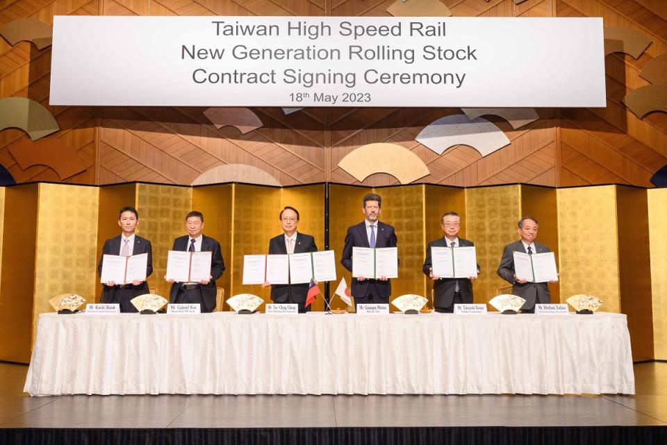 台灣高鐵公司今日下午在日本東京與日立東芝聯盟(HTSC)正式簽訂新世代列車組採購契約，由台灣高鐵公司董事長江耀宗(左三)與日立東芝聯盟代表共同簽署。   圖：台灣高鐵公司／提供