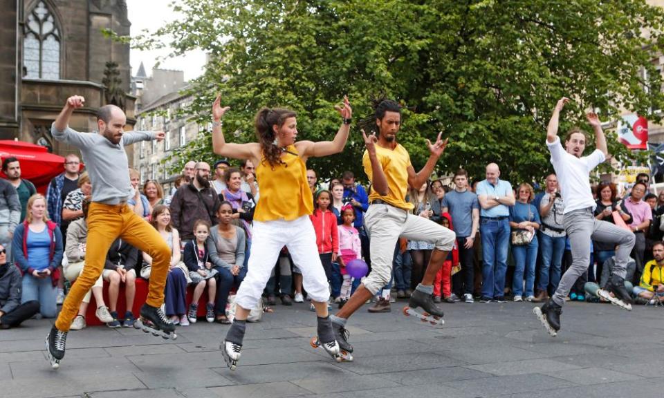 The ice-skaters Le Patin Libre entertain the crowds on the Royal Mile in 2015