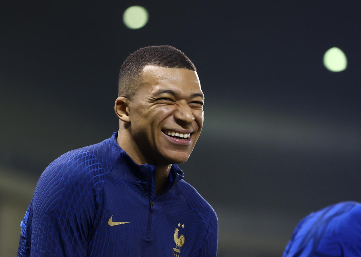 Kylian Mbappé durante un entrenamiento con Francia en Qatar 2022. (REUTERS/Bernadett Szabo)