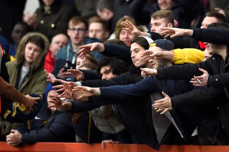 Football Soccer - AFC Bournemouth v Arsenal - Barclays Premier League - Vitality Stadium - 7/2/16 Arsenal's Alex Oxlade Chamberlain gives his shirt to fans Reuters / Dylan Martinez Livepic