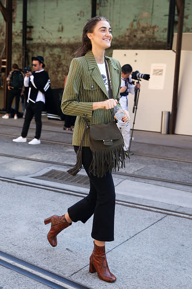 “La bolsa y los zapatos deben ser del mismo color”. Si bien antes se creía que esta regla no podía quebrarse, hoy todo se ha flexibilizado. Ya no es una imposición combinar el color de estos accesorios. Es más, a veces se ve mejor el look cuando zapatos y bolsa son totalmente distintos. - Foto: Caroline McCredie/Getty Images