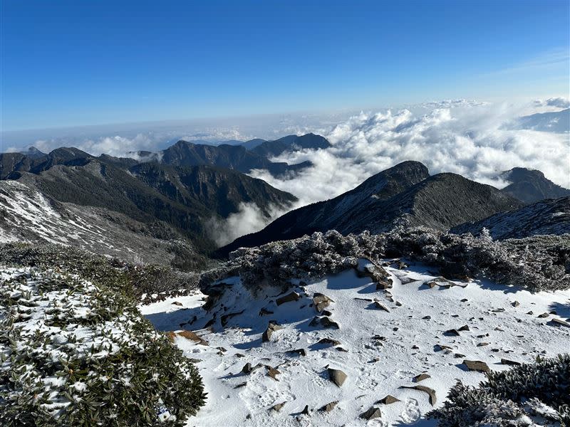 雪山主峰覆蓋白雪，宛如鋪上一層白色地毯，景色十分夢幻。(圖／山友全蔣清提供)