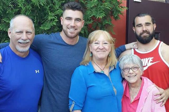 Travis and Jason Kelce's mom, Donna, debuts impressive Super Bowl outfit