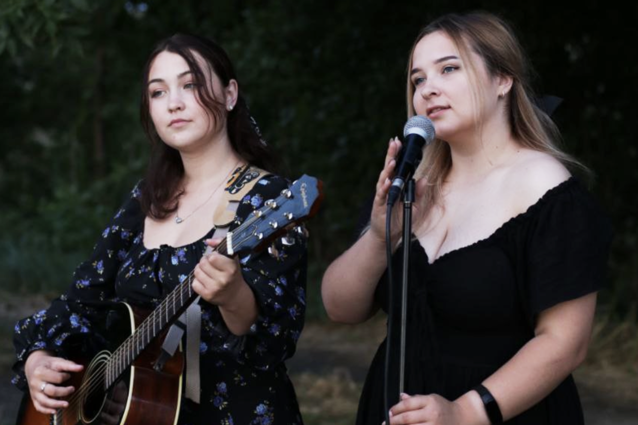 Musicians Svitlana Siemieikina and Kristina Spitsina. (Yulia Bielashkova)