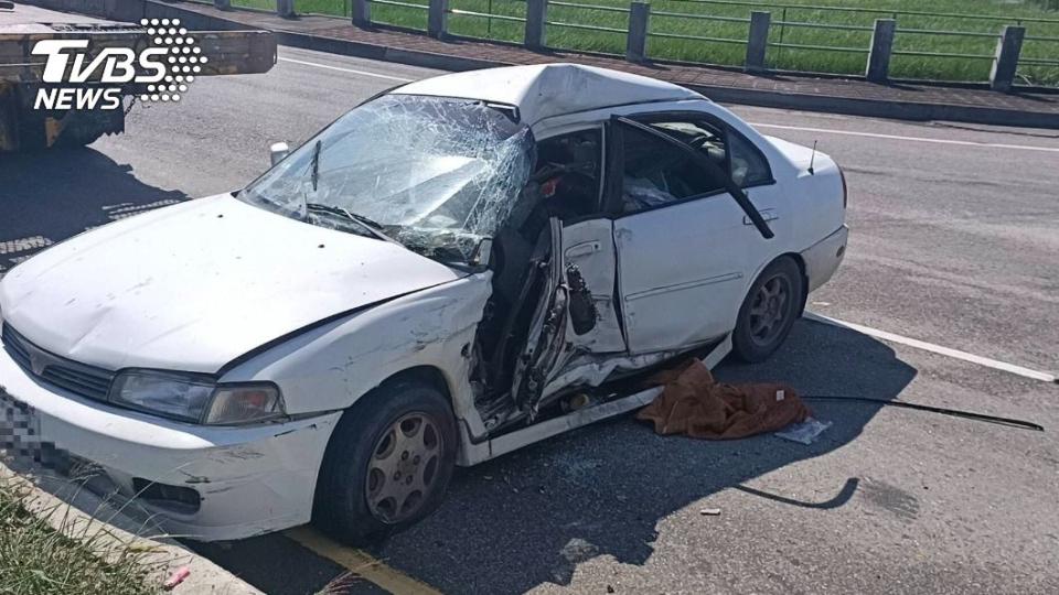 國道三號竹南交流道發生嚴重車禍，砂石車與小客車猛力撞擊。（圖／TVBS）