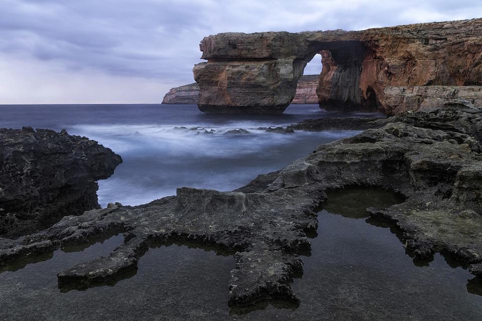 馬爾他 (Photo by Wolfgang B, License: CC BY-SA 3.0, 圖片來源web.500px.com/photo/200365251/azure-window-by-wolfgang-b?)