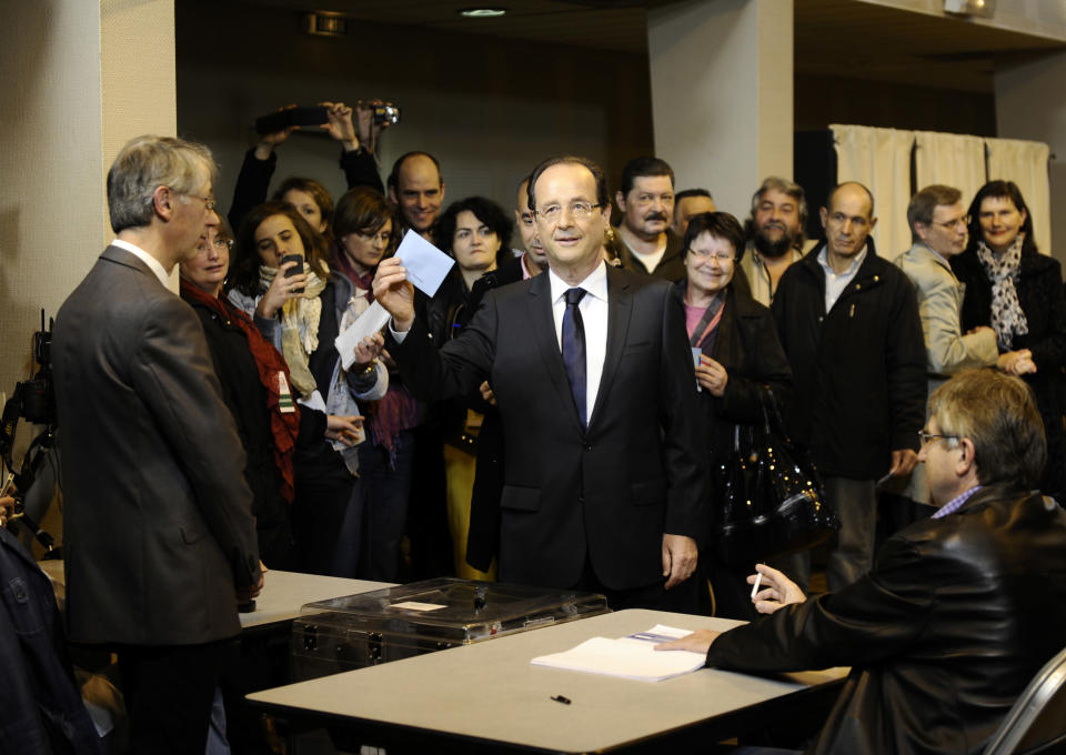 10h30. Dans son fief corrézien, le candidat PS François Hollande se rend dans son bureau de vote de Tulle pour glisser son bulletin dans l'urne. AFP/Fred Dufour