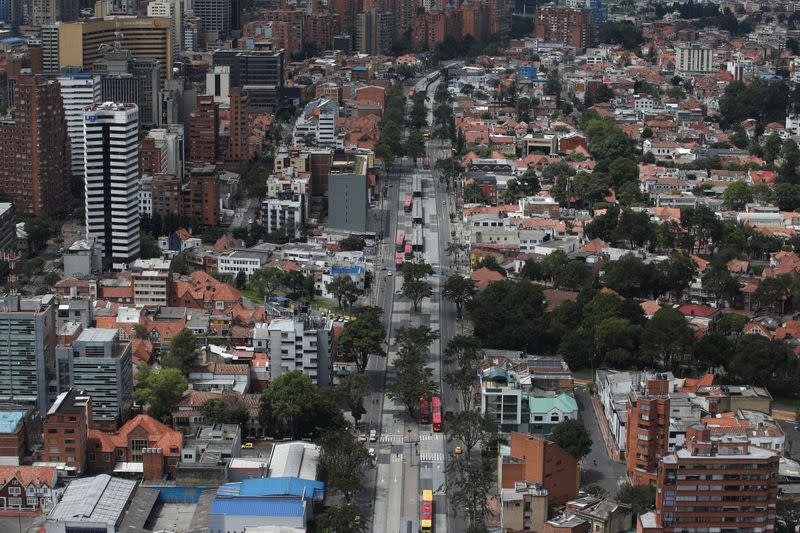 Una vista aérea muestra las calles casi desiertas en una avenida en medio de ka cuarentena para contener la expansión del coronavirus en Bogotá