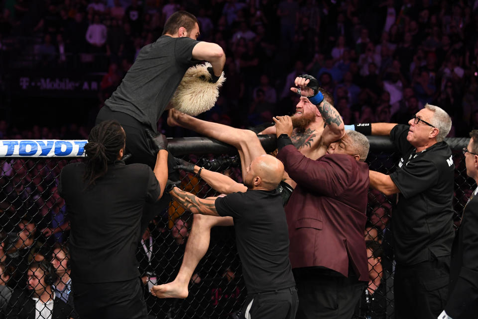 Conor McGregor durante la batalla campal tras su derrota en la UFC 229. Getty Images.