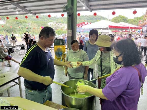 會場提供黃金玉冷筍湯供民眾品嚐。