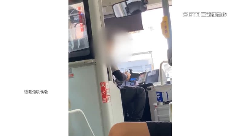 司機疑似不滿女乘客提前刷卡，當場暴怒停車。（圖／翻攝自爆料公社）