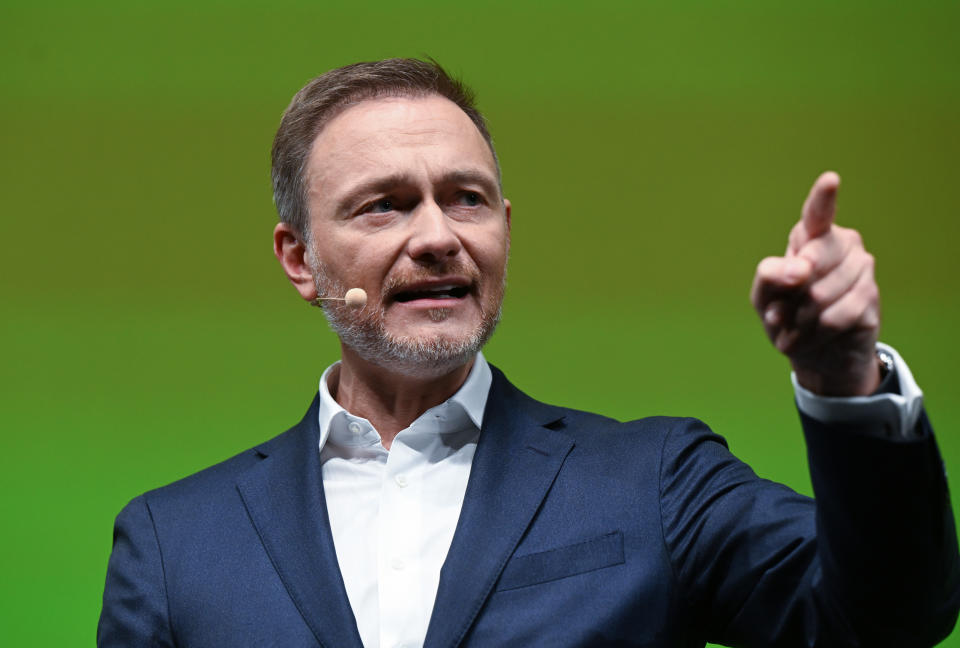 Christian Lindner spricht im Opernhaus beim traditionellen Dreikönigstreffen der FDP (Bild: Bernd Weißbrod/dpa)