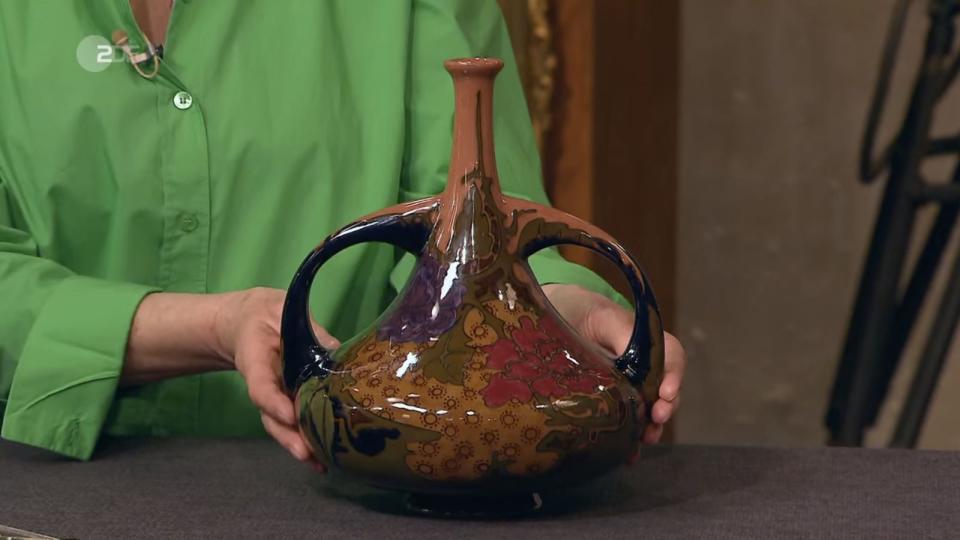 Steinaltes Steinzeug: Die Vase von 1898 war Kunst, nicht funktional. "Also keine Blümchen und kein Wein", erkannte Lichter korrekt. Zwei Verkäuferinnen erhofften sich bis zu 300 Euro. Dr. Friederike Werner hielt bis zu 600 für angebracht. Christian Vechtel zahlte 300. (Bild: ZDF)