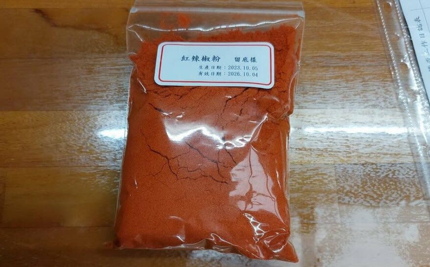 近期違法蘇丹色素製品影響全國，食藥署今(8)日表示，經抽驗後新增4批辣椒粉原料不符規定。   圖：新北市衛生局／提供（資料照）