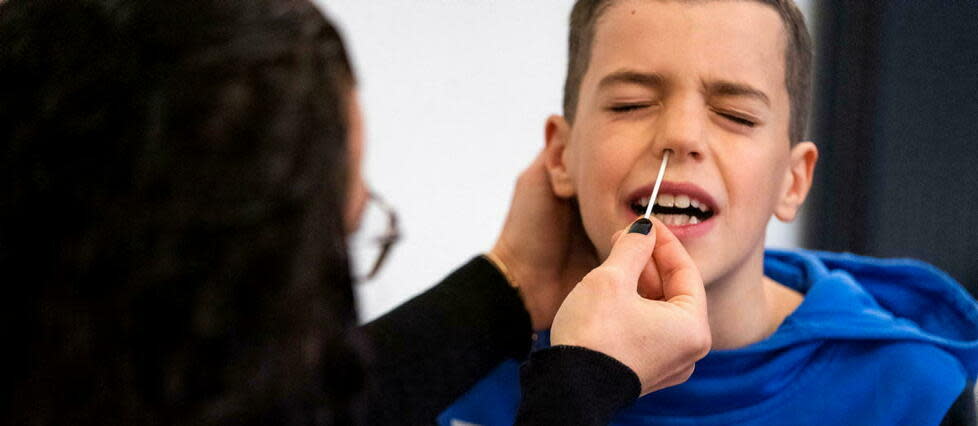 Un enfant du primaire en plein test Covid.
