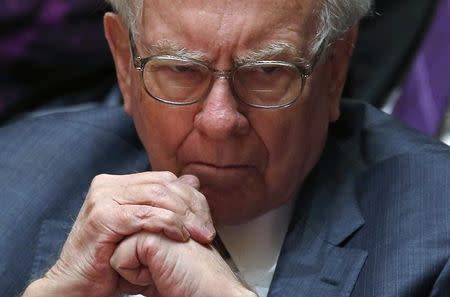Financial investor Warren Buffett looks on during an announcement ceremony at Northwestern University in Evanston, Illinois, January 28, 2015. REUTERS/Jim Young