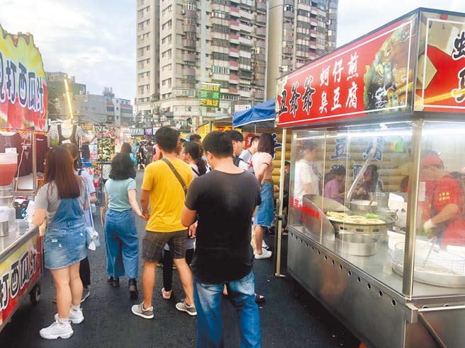 迎接微解封復業，桃園市的夜市攤商做足防疫準備。（呂筱蟬攝）