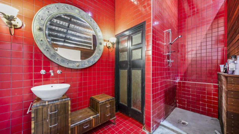 <p>Este es el increíble cuarto de baño con azulejos de color rojo que le dan un toque elegante. (Foto: realestate.com). </p>