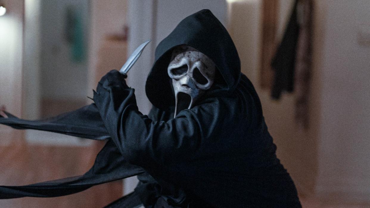  Ghostface swinging knife in Scream VI 