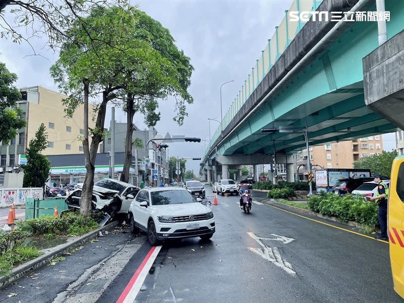 張婦誤踩油門一路暴衝，釀5車碰撞事故，又撞斷自來水監測箱，最後卡在行人座椅上動彈不得。（圖／翻攝畫面）