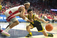 Arizona guard Kylan Boswell, left, and Oregon guard Will Richardson (0) reach for the ball during the first half of an NCAA college basketball game, Thursday, Feb. 2, 2023, in Tucson, Ariz. (AP Photo/Rick Scuteri)