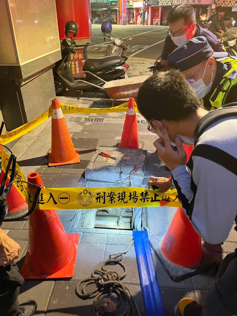 ▲新北市板橋區府中路與南門街路口的廢棄人行地下道今（28）晚進行抽水工程時，驚傳有2位工人發生意外，被救出時已經失去呼吸心跳，目前送醫急救中。（圖／翻攝畫面）