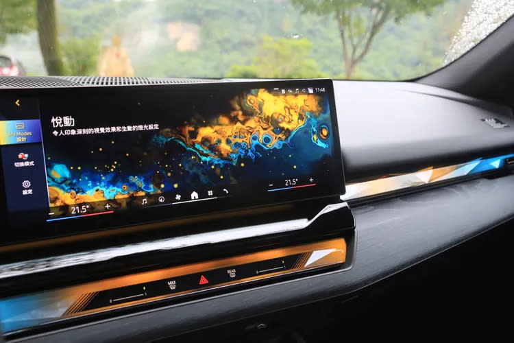 源自旗艦7 Series的「BMW Interaction Bar」環繞光幕，不僅是夜間氣氛燈，連白天也清晰可見，水晶切割的表面在內部會依據不同模式，提供夢幻般的動態顏色變化。林浩昇攝