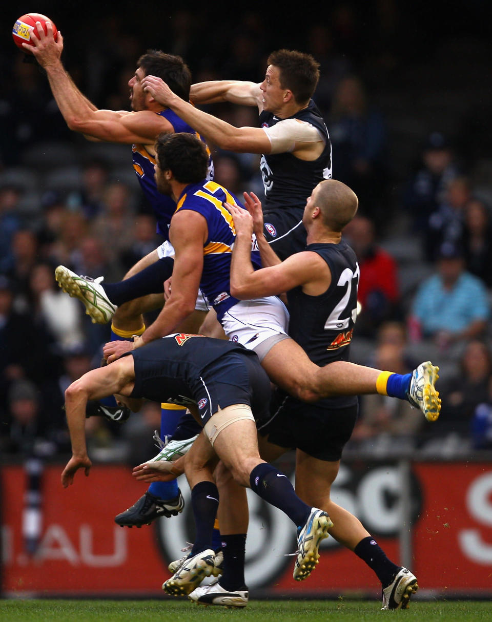 Quinten Lynch (I), de los Eagles, se hace con el balón ante los Carlton Blues, en junio 26, en el Etihad Stadium de Melbourne, Australia. Mark Dadswell/Getty Images