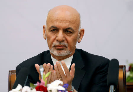 Afghan President Ashraf Ghani prays during a peace and security cooperation conference in Kabul, Afghanistan June 6, 2017.EUTERS/Omar Sobhani