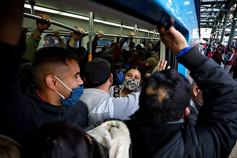 Caos y cierre de la estación Constitución por un piquete de trabajadores en las vías