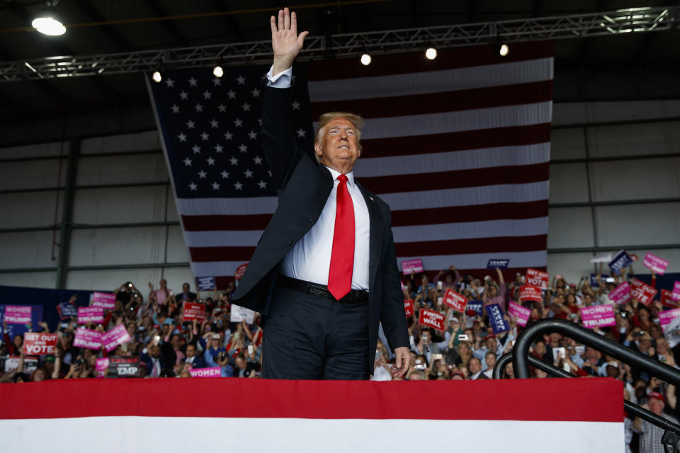 El presidente Donald Trump llega a un acto de campaña en Macon, Georgia, el domingo 4 de noviembre de 2018. (AP Foto/Evan Vucci)