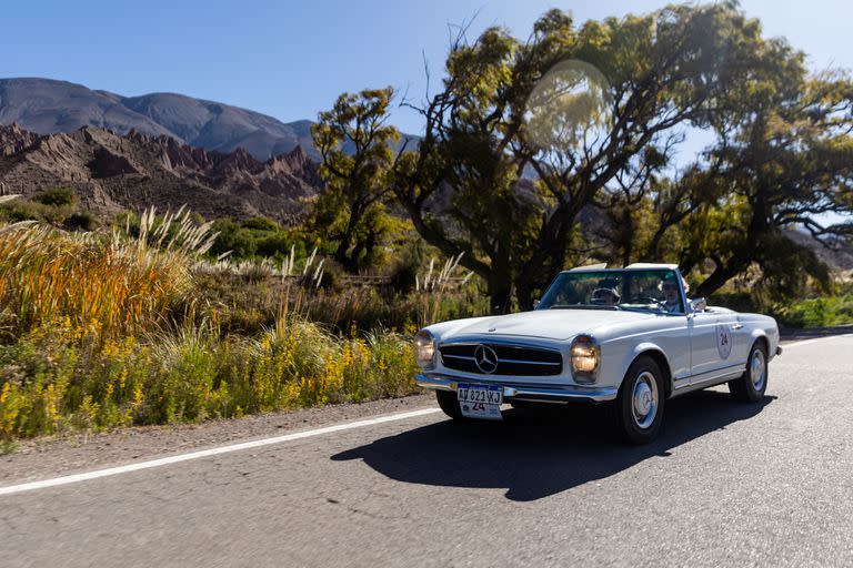 Leonardo Wassington y Natalia Tixi en su Mercedes Benz del '64