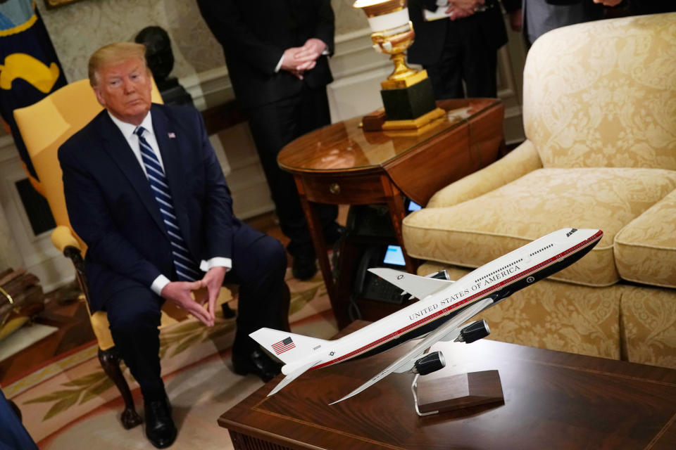 Donald Trump mit einem Modell von Air Force One im Weißen Haus im Jahr 2019.