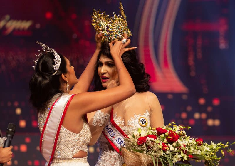 Reigning Mrs World Jurie, forcibly removes the Mrs Sri Lanka winner De Silva's crown in Colombo