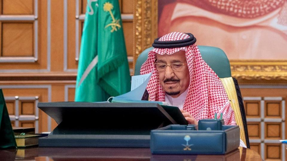 Salman bin Abdelasis al-Saud, König von Saudi-Arabien, leitet eine Regierungssitzung per Video-Schalte.