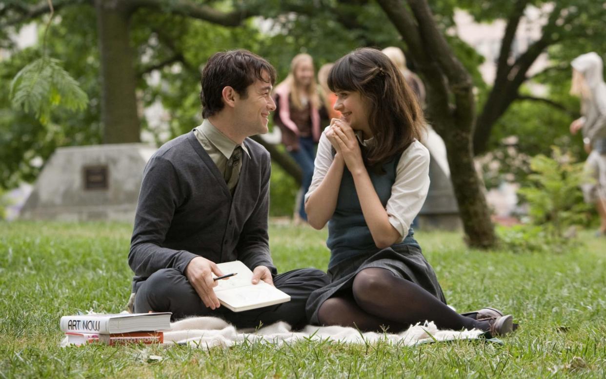 Cardigan-lover Joseph Gordon-Levett on the set of 500 Days of Summer  - Alamy 