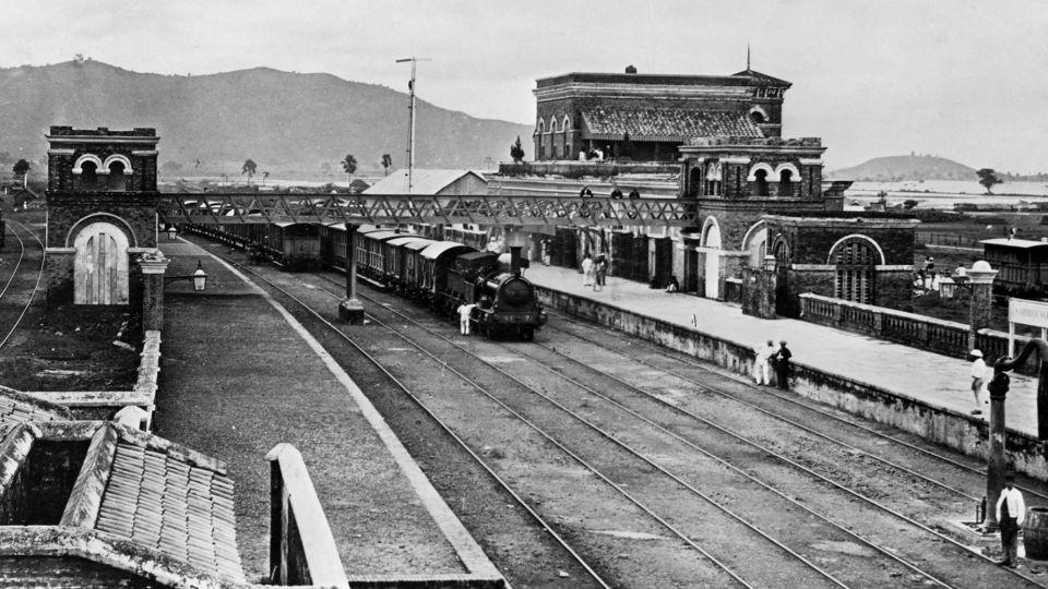 Το σιδηροδρομικό σύστημα της Ινδίας ιδρύθηκε στα μέσα του 19ου αιώνα.  -Συλλογή Hulton Deutsch/Corbis/Getty Images