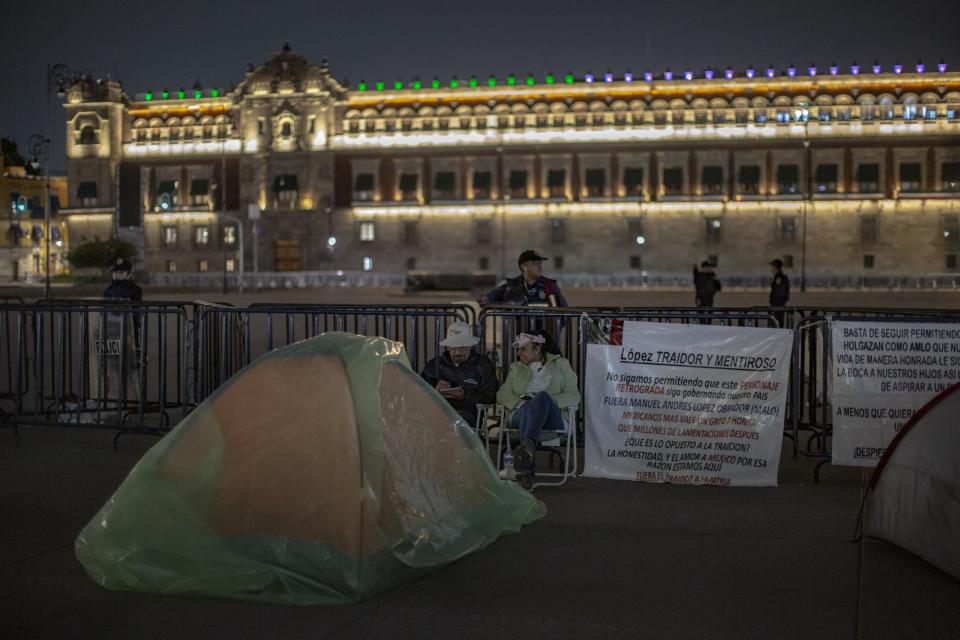 Aspectos del campamento instalado en el Zócalo de la capital mexicana por un grupo que pide la renuncia del presidente Andrés Manuel López Obrador (Frente Nacional Anti-AMLO, FRENAAA).  |   Foto: Carlo Echegoyen / Animal Político 