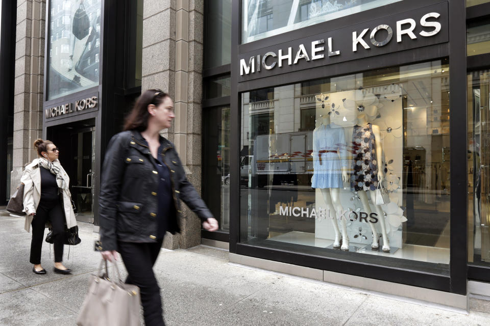 <p>Entre 100 y 125 tiendas tiene previsto cerrar la marca de lujo Michael Kors antes de que finalice 2018. Según anunciaron en un comunicado, la decisión busca mejorar la rentabilidad de su red de locales. (Foto: Richard Drew / AP). </p>