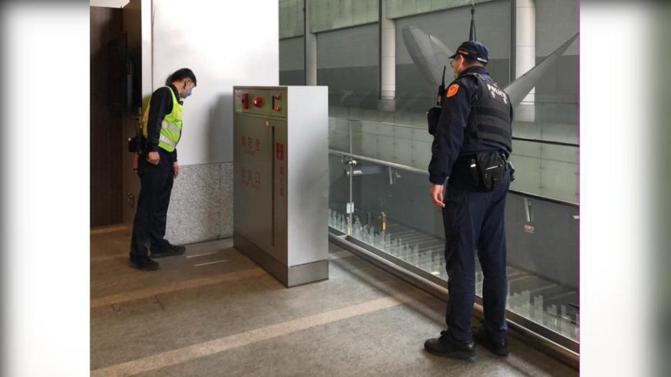 桃園捷運提高警覺巡查。（圖／桃園捷運）