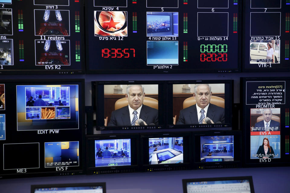 Israel's Prime Minister Benjamin Netanyahu is seen on monitors before the evening news bulletin at Channel 10's control room in Jerusalem November 18, 2015. REUTERS/Ronen Zvulun/File Photo